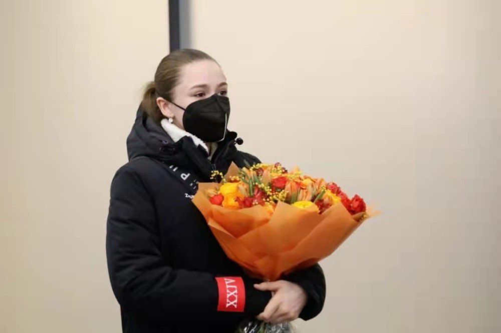 全家带动往观光，点知成屋人都好鬼难弄！自从妻子一年前往世，萧发（卢海鹏 饰）一向闷闷不乐，宗子萧炳（林晓峰 饰）藏匿良知做仆街掮客，细仔（林德信 饰）萧立成日扮嘢做型格KOL。萧家支离破碎，糊口酿成一滩死水。正值新春前夜，任识观光社领队的二女萧心（郑欣宜 饰）决议阐扬本事，组织一场欢喜云海团！途中赶上奸滑「佛系」导游崔风（阿牛 饰）、女背包客南瓜BB（林明祯 饰）、平易近宿老板娘Orchid（邵音音 饰），年夜家一路上灾害不竭，途中又惊又喜，玩足全程！到底萧家可否一团和蔼，成功达到目标地呢？云海之旅正式起头！